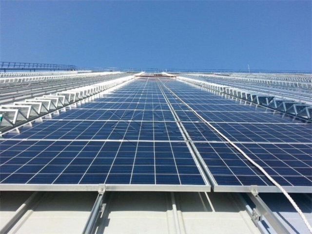 Zonne-dakmontage met staande naad op zonne-energie dakdragersysteem