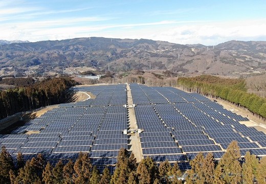 grondgemonteerde zonnerekken in japan 4.4MW
