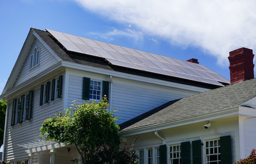 Organisaties zijn tegen Idaho Power die schaduw op fotovoltaïsche zonnepanelen op het dak gooit
